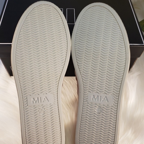 NIB MIA BLUSH VELVET TWIST BOW SNEAKERS SIZE 7.5 - Picture 5 of 6